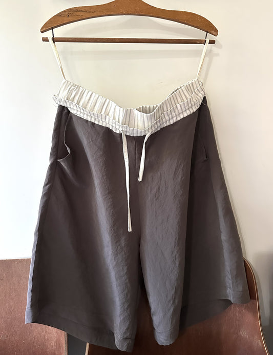 Tami pants| 3/4 length pants with patterned elastic waistband made from natural fabric.