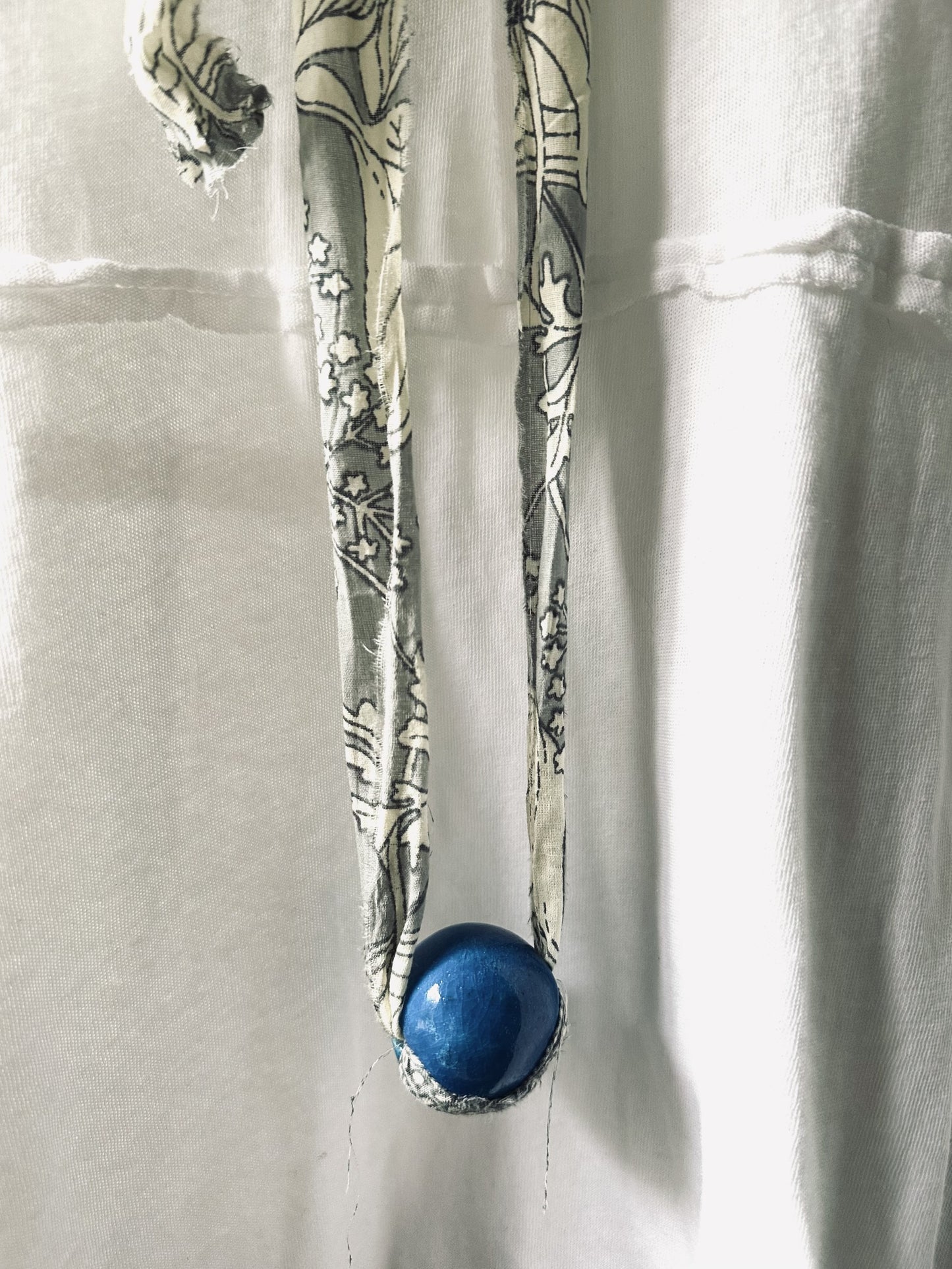 New! 258112 Necklace with dramatic bead