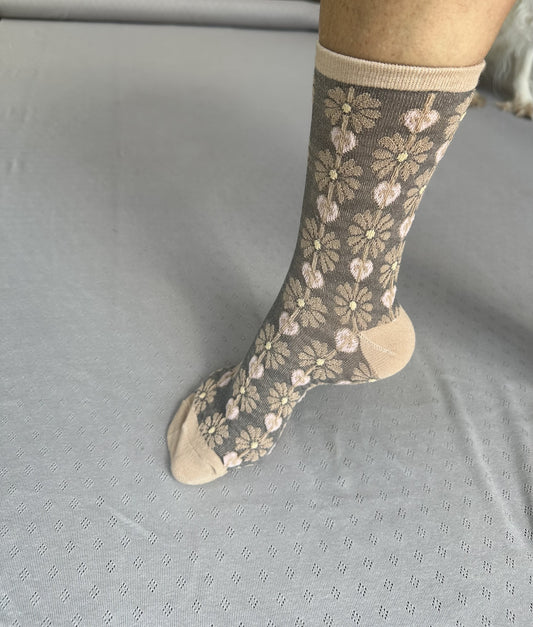 New! 268102 Rose jacquard floral socks