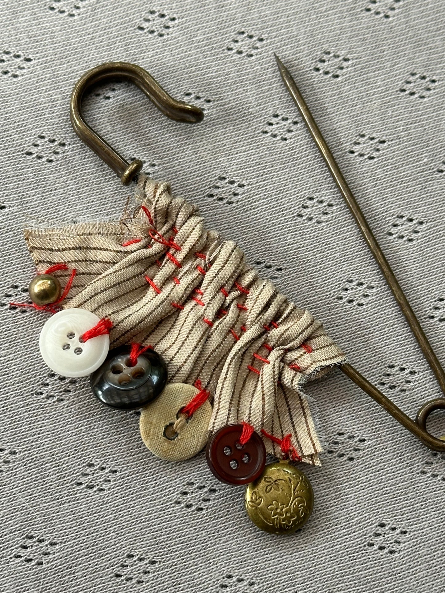 New! 268107 Lizi statement pin