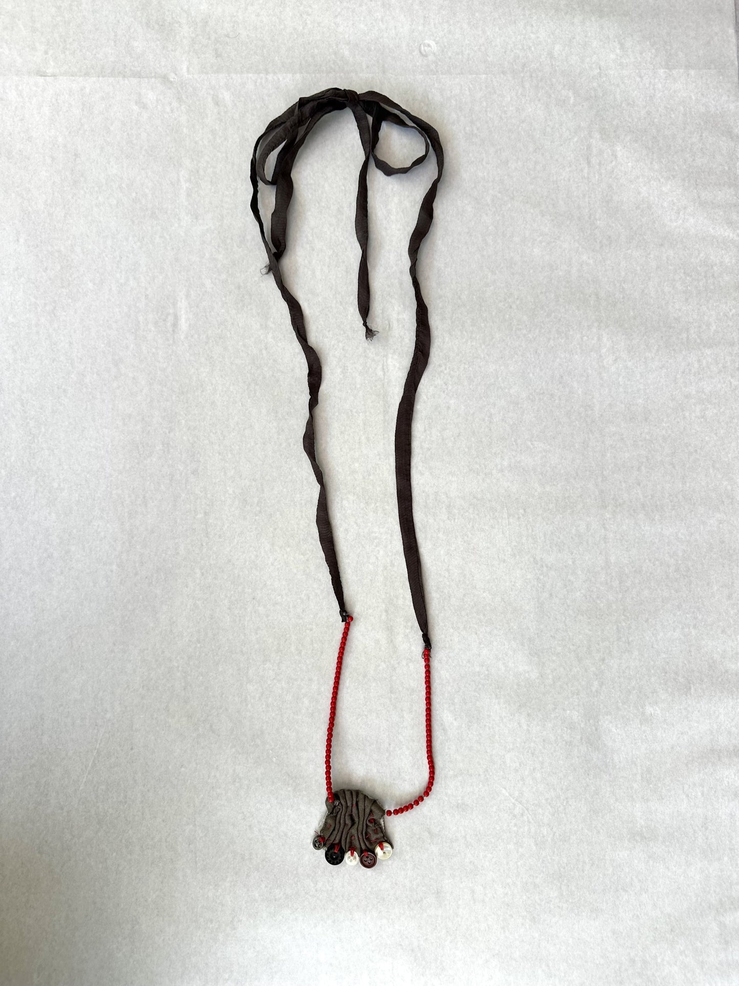 חדש! 268109 שרשרת בד ומשי מפוסלת בעבודת יד של גיל