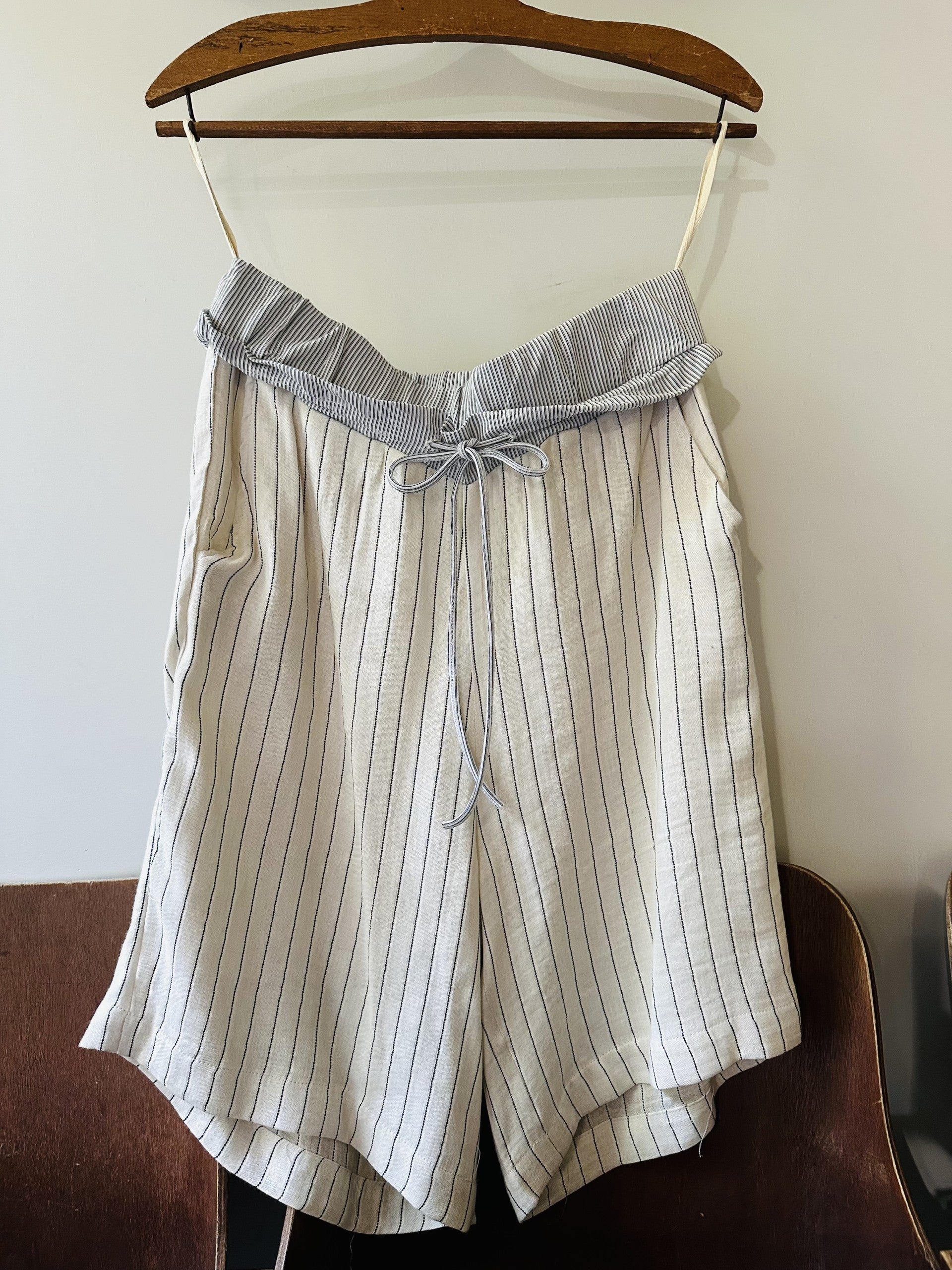 Tami pants| 3/4 length pants with patterned elastic waistband made from natural fabric.