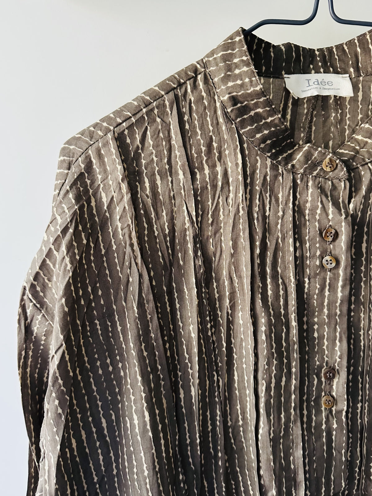  Nesta blouse|The ultimate balance of romantic softness and urban chic.