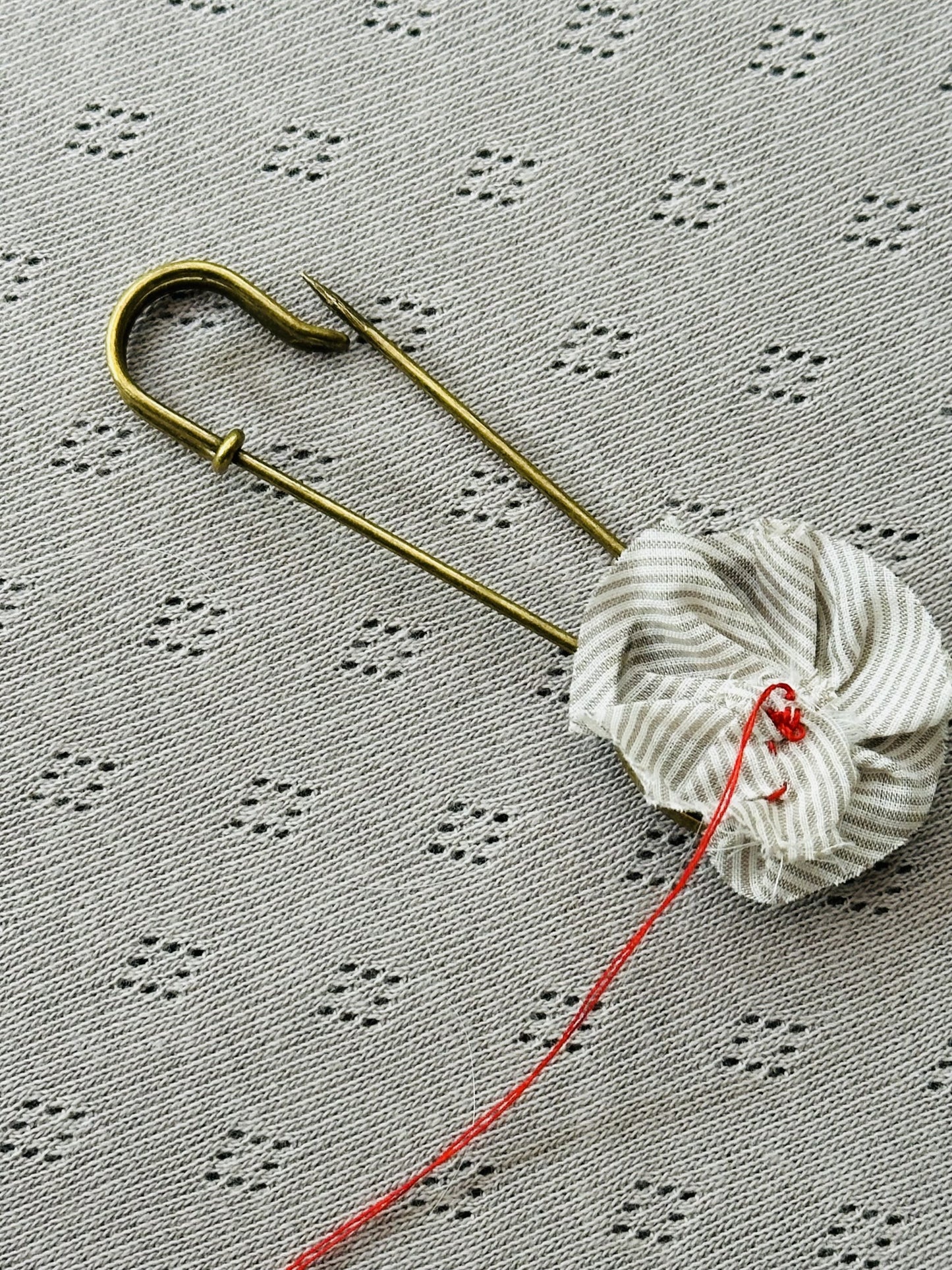 New! 268107 Lizi statement pin