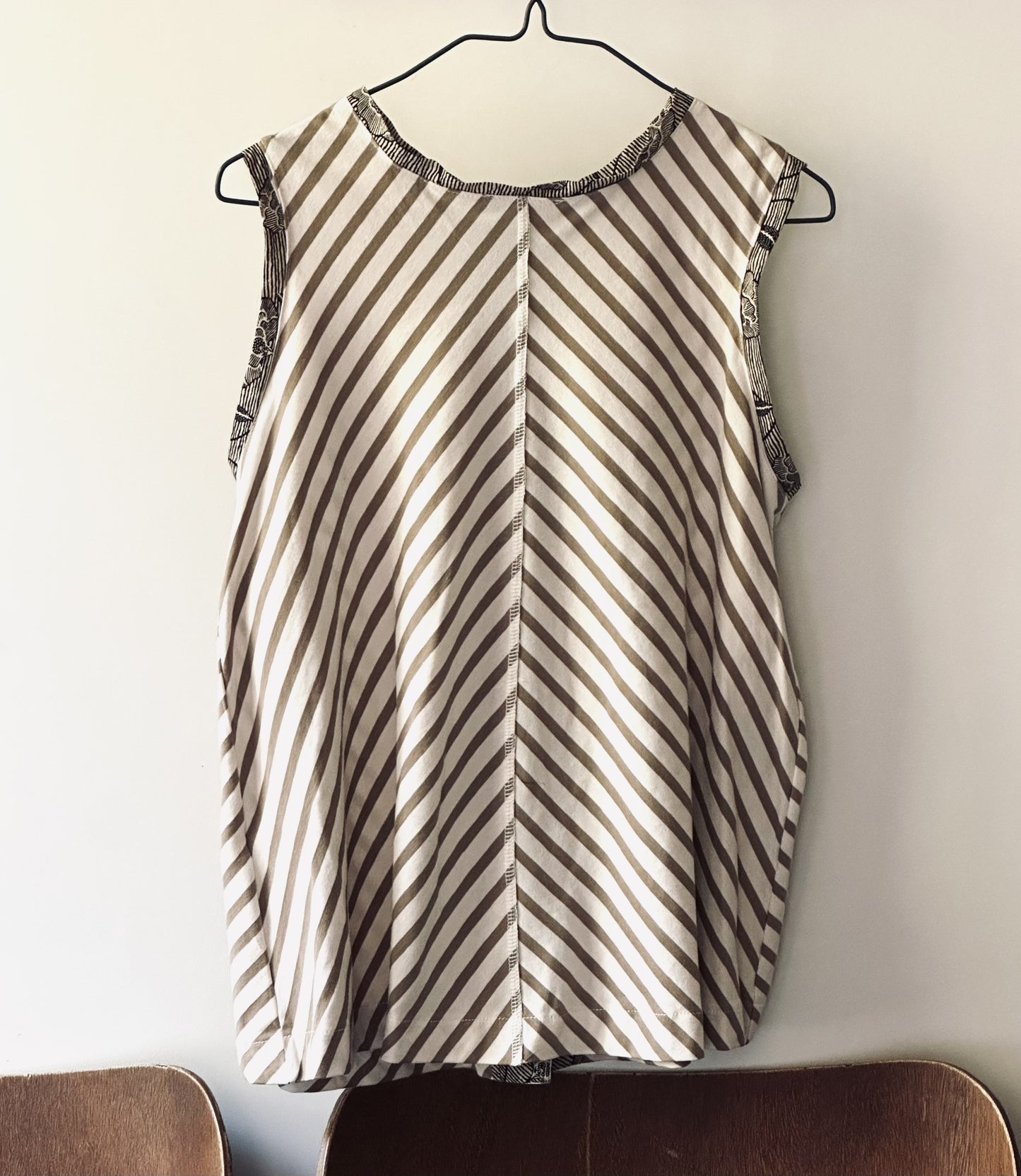  Helen sleeveless top| diagonal ribbed knit tank top with buttoned back