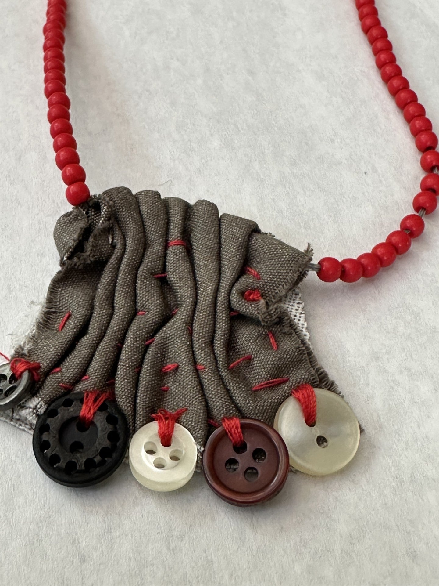 חדש! 268109 שרשרת בד ומשי מפוסלת בעבודת יד של גיל