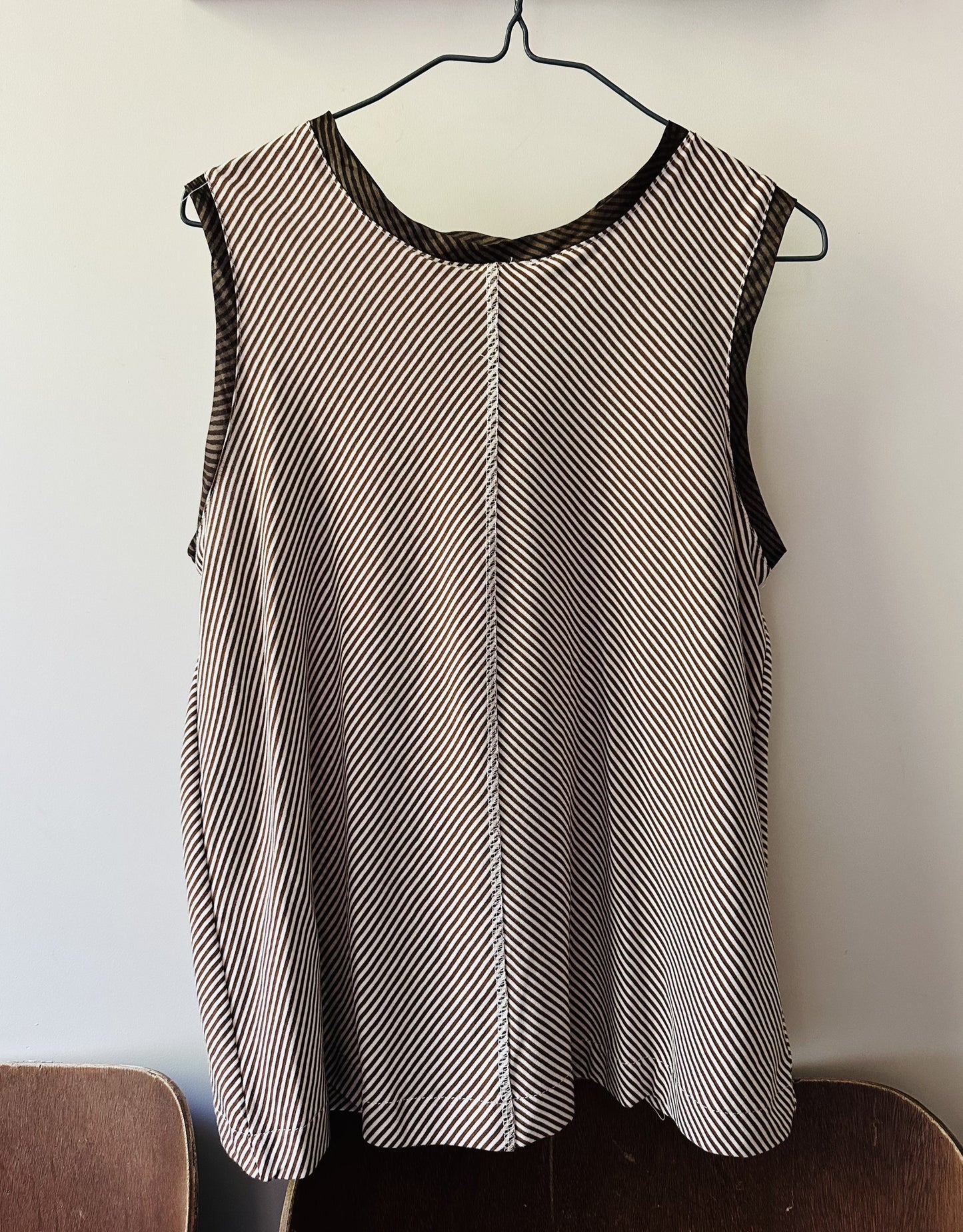  Helen sleeveless top| diagonal ribbed knit tank top with buttoned back